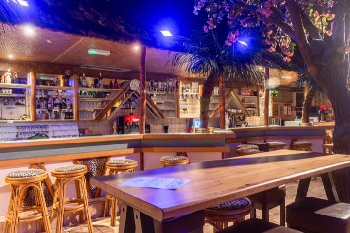 Die Bar unter Palmen in der Erlebnissauna Caribik